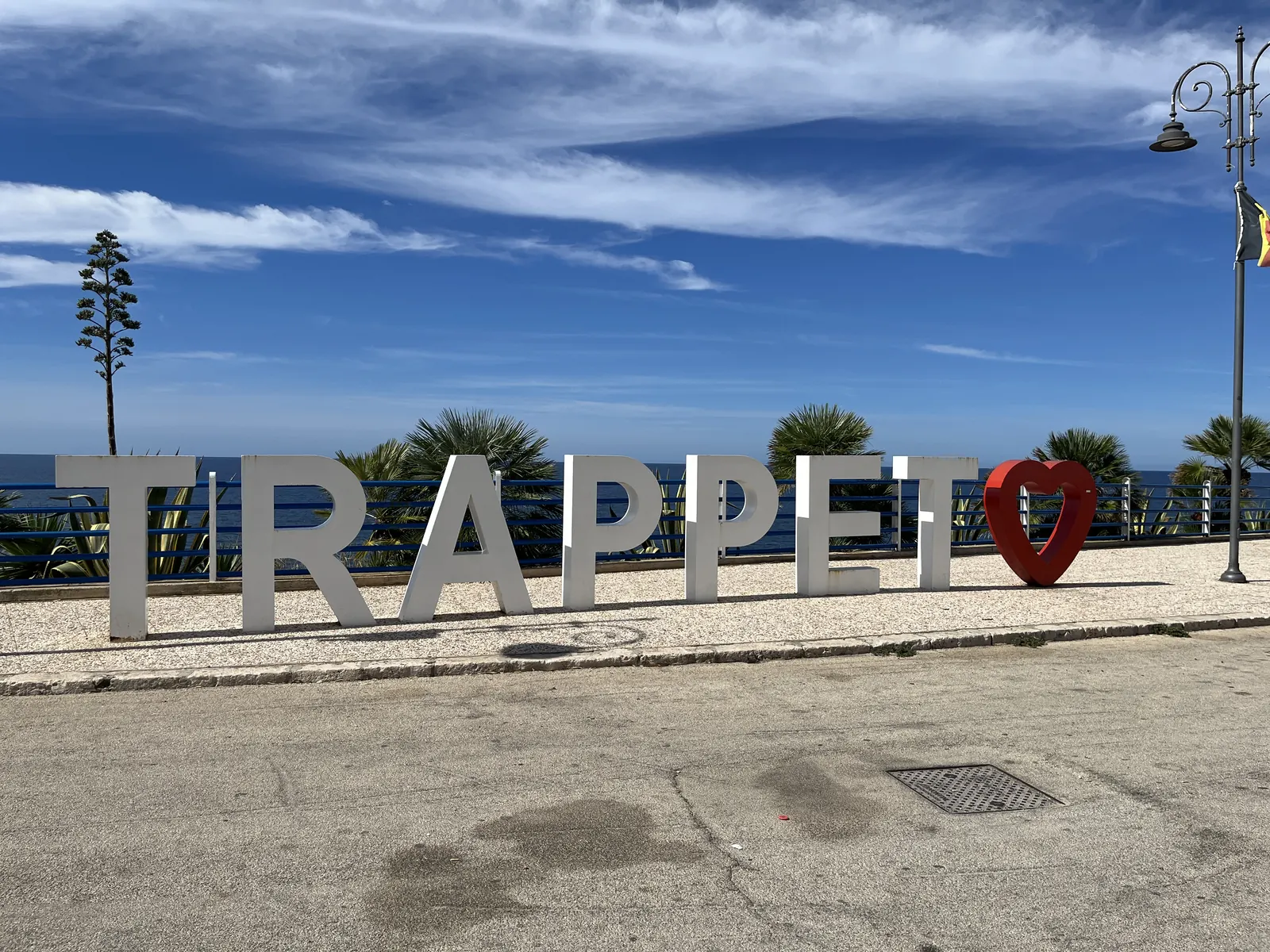 Trappeto Text auf der Promenade