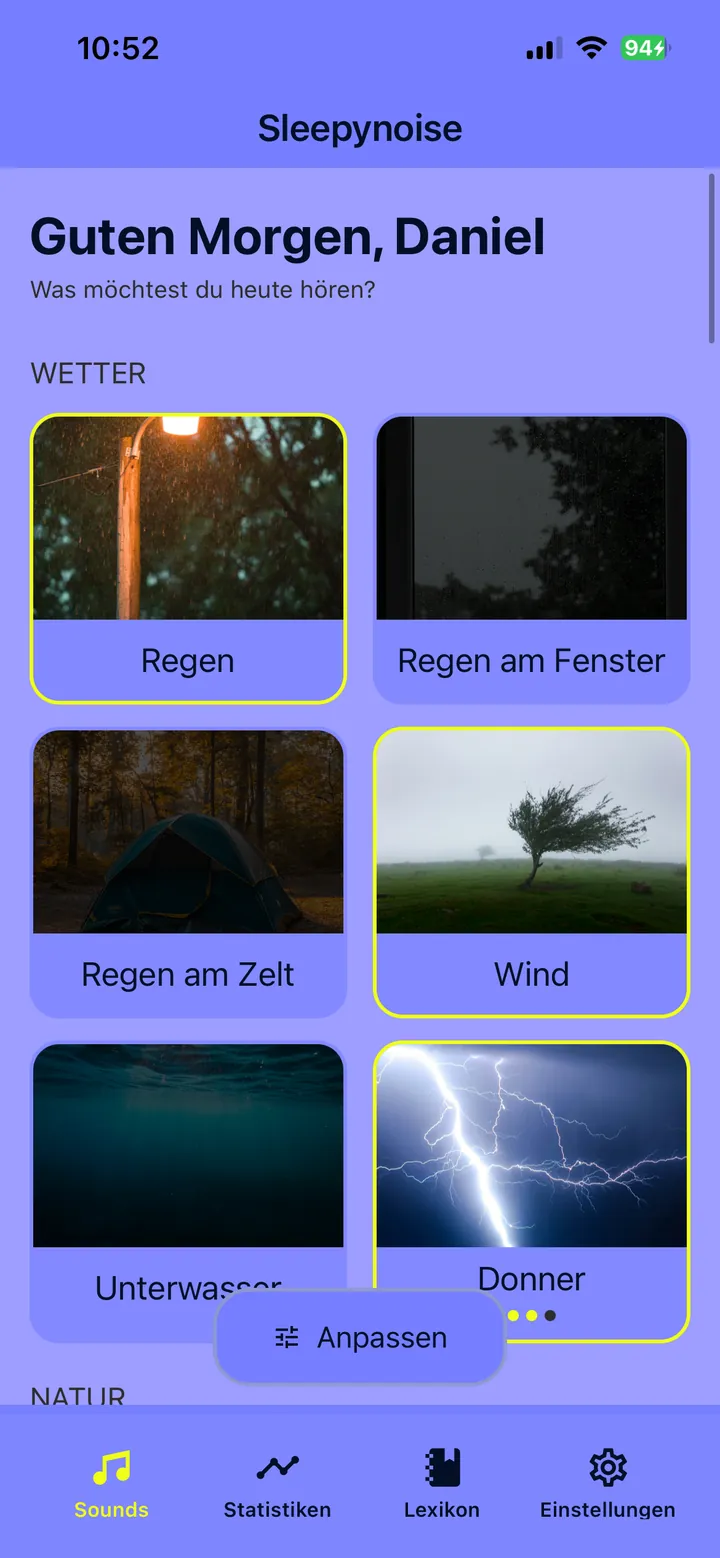 Screenshot: Sound-Bibliothek von SleepyNoise mit Kategorien wie Wetter und Sounds wie Regen, Wind und Donner
